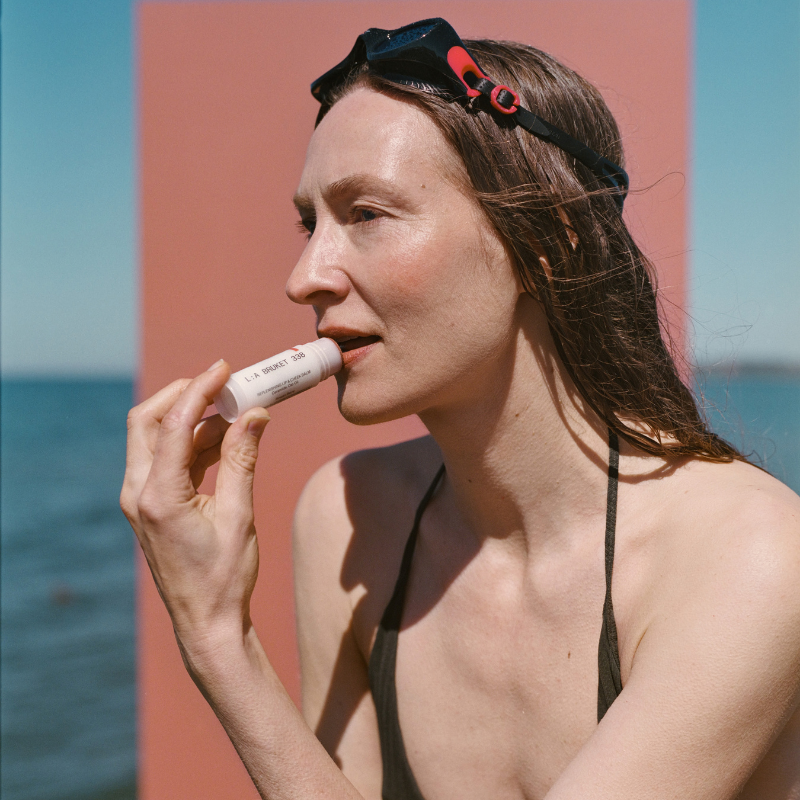 338 Replenishing Lip & Cheek Balm Rowan Berry - Imagen 3